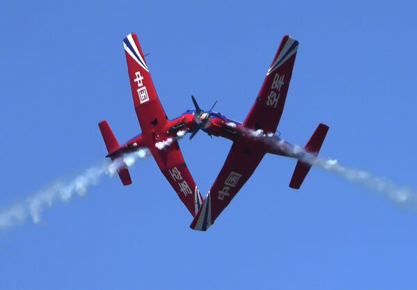  فريق &quot;سكاي وينغ&quot; للاستعراضات الجوية يقدم عرضًا جويًا خلال فعاليات اليوم المفتوح للطيران لعام 2025 . - سبوتنيك عربي