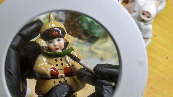 Изготовление фарфоровых изделий на заводе в Сысерте - سبوتنيك عربي