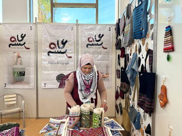 الحرفية الفلسطينية عائشة دويكات: الحفاظ على حرفة التطريز كتراث تحدي كبير ما بعد الحرب على غزة - سبوتنيك عربي