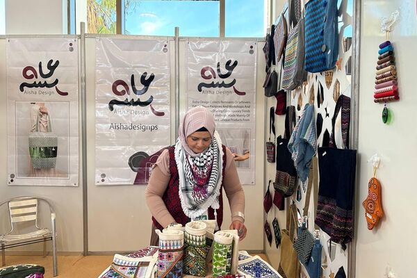 الحرفية الفلسطينية عائشة دويكات: الحفاظ على حرفة التطريز كتراث تحدي كبير ما بعد الحرب على غزة - سبوتنيك عربي