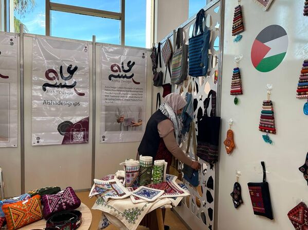 الحرفية الفلسطينية عائشة دويكات: الحفاظ على حرفة التطريز كتراث تحدي كبير ما بعد الحرب على غزة - سبوتنيك عربي