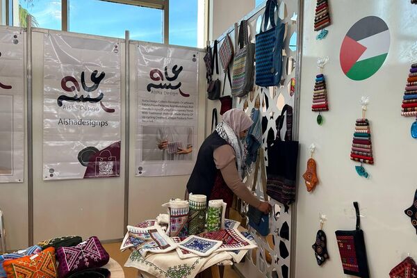 الحرفية الفلسطينية عائشة دويكات: الحفاظ على حرفة التطريز كتراث تحدي كبير ما بعد الحرب على غزة - سبوتنيك عربي