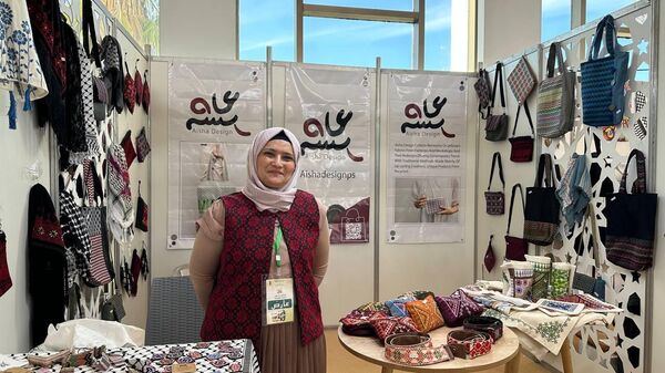 الحرفية الفلسطينية عائشة دويكات: الحفاظ على حرفة التطريز كتراث تحدي كبير ما بعد الحرب على غز - سبوتنيك عربي