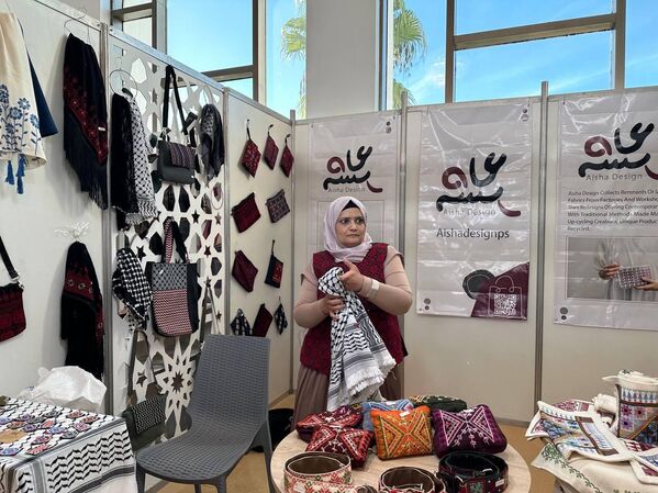الحرفية الفلسطينية عائشة دويكات: الحفاظ على حرفة التطريز كتراث تحدي كبير ما بعد الحرب على غزة - سبوتنيك عربي
