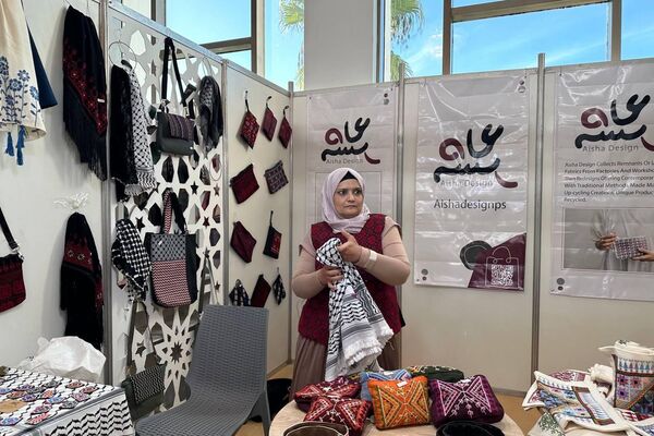 الحرفية الفلسطينية عائشة دويكات: الحفاظ على حرفة التطريز كتراث تحدي كبير ما بعد الحرب على غزة - سبوتنيك عربي