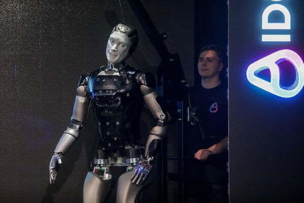 يظهر الروبوت &quot;أيدول&quot; وهو يقف على المسرح بجانب شخص. - سبوتنيك عربي