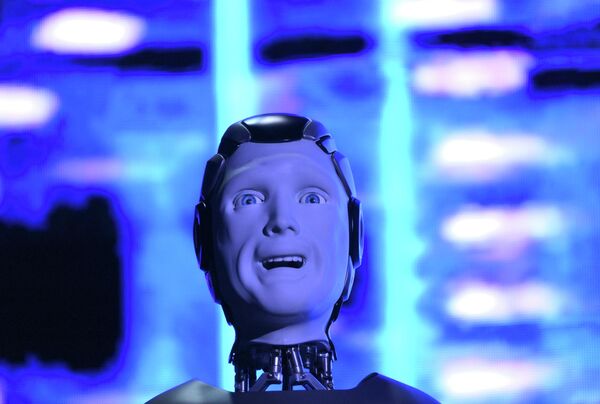  يظهر وجه الروبوت &quot;أيدول&quot; ذو الملامح البشرية بوضوح، بما في ذلك العيون الزرقاء والتعبيرات التي يمكن أن يظهرها على وجهه. - سبوتنيك عربي