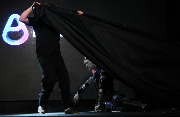 سقوط الروبوت &quot;أيدول&quot;، أثناء عرض تقديمي في قاعة ياروفيت في مركز ياكيمانكا للمؤتمرات في موسكو. - سبوتنيك عربي