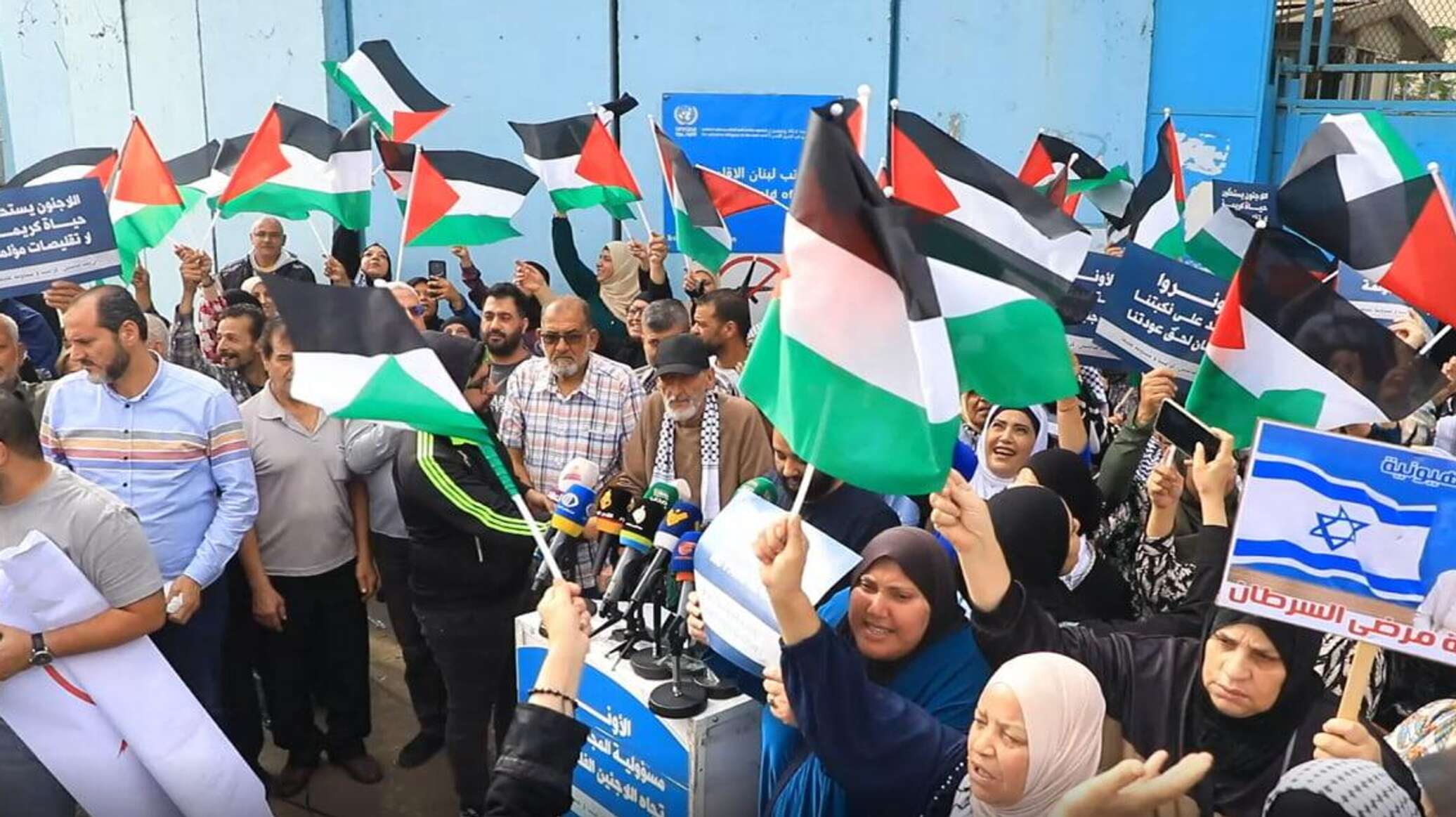 اعتصام حاشد للاجئين الفلسطينيين أمام مقر "أونروا" في بيروت