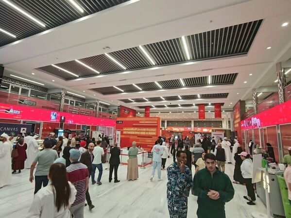 معرض الشارقة الدولي للكتاب تحت عنوان بينك وبين الكتاب معرض الشارقة الدولي للكتاب تحت عنوان بينك وبين الكتاب - سبوتنيك عربي