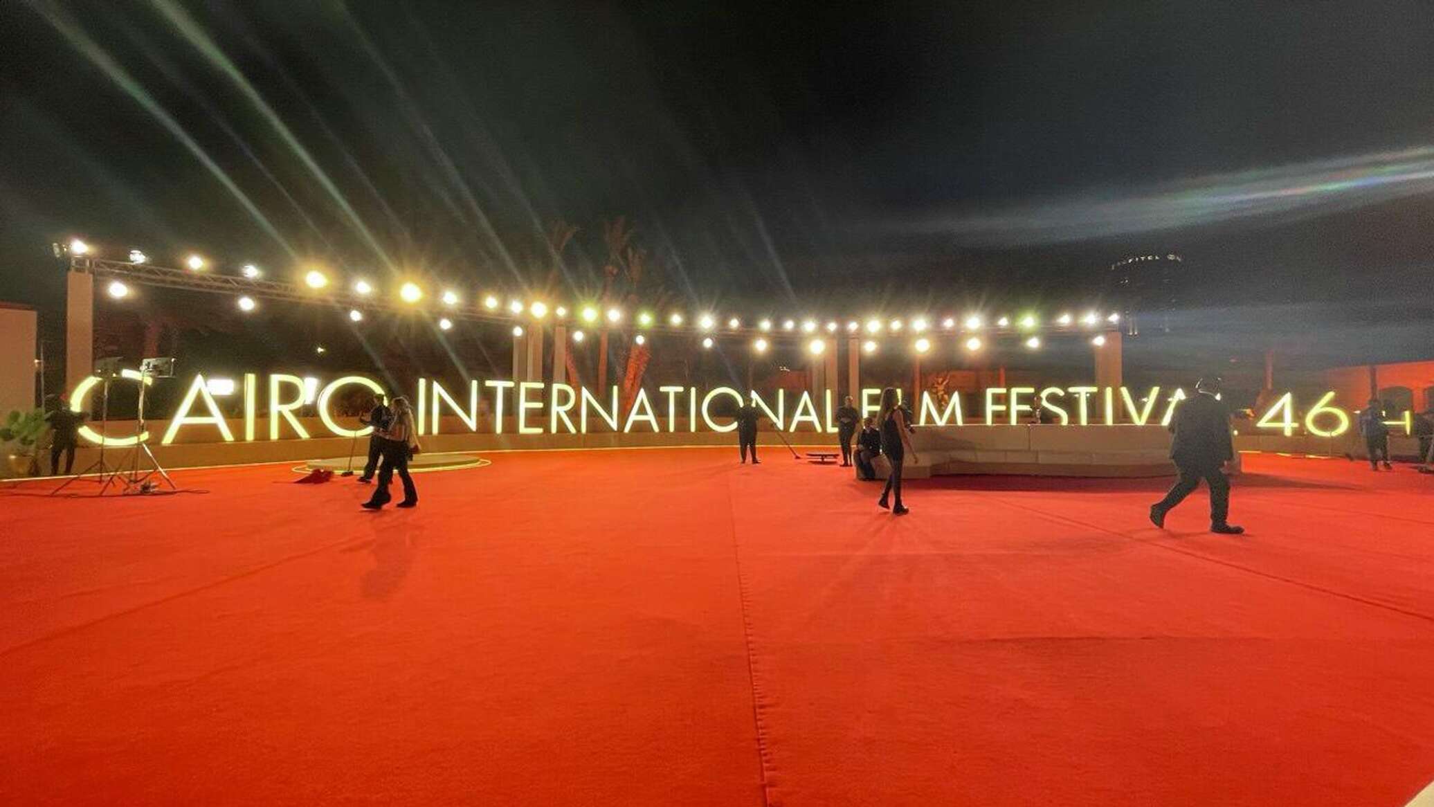 صناع الأفلام يتحدثون لـ"سبوتنيك" في انطلاق الدورة الـ46 من مهرجان القاهرة السينمائي الدولي.. فيديو