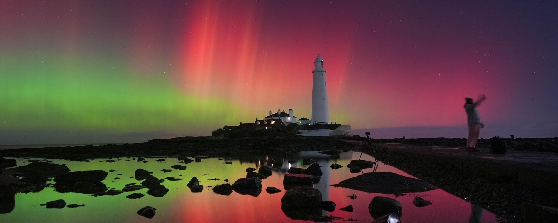 Северное сияние над маяком Святой Марии в заливе Уитли, Великобритания - سبوتنيك عربي, 1920, 13.11.2025
