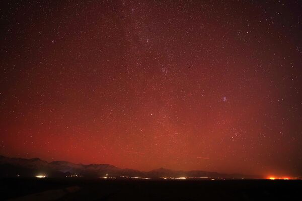 الشفق القطبي، المعروف أيضًا باسم &quot;الأضواء الشمالية&quot;، يضيء سماء هامي، في الصين. - سبوتنيك عربي