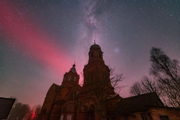 جزء من قوس الرادار ذي الفتحة الصناعية ومجرة درب التبانة فوق كنيسة القديس ميخائيل رئيس الملائكة في فيشيغورود. - سبوتنيك عربي