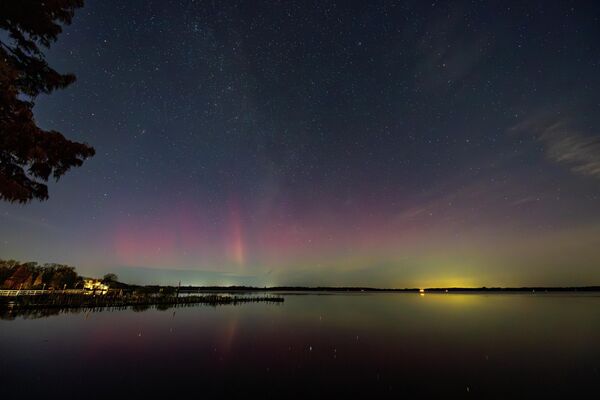  عاصفة شمسية قوية تتسبب بالشفق القطبي الذي يتوهج بألوان رائعة في سماء بحيرة زفيشينان. - سبوتنيك عربي