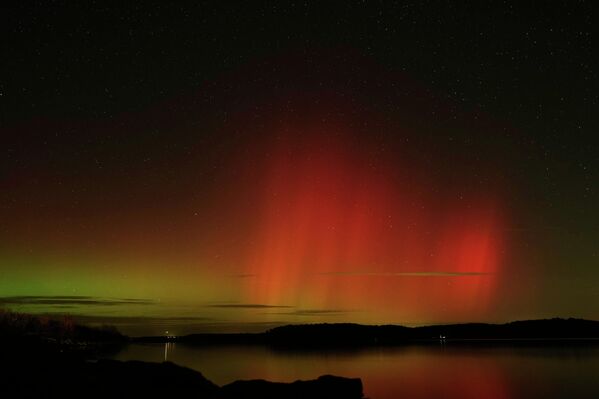 انعكاس &quot;الأضواء الشمالية&quot; خلف بحيرة بيري بالقرب من بيري، كانساس.  - سبوتنيك عربي