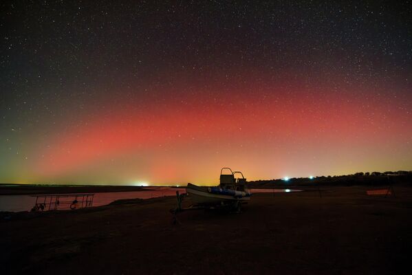&quot;الأضواء الشمالية&quot; تنعكس في السماء كأنها قوس قزح يضيء سماء داتشينغ، في الصين. - سبوتنيك عربي