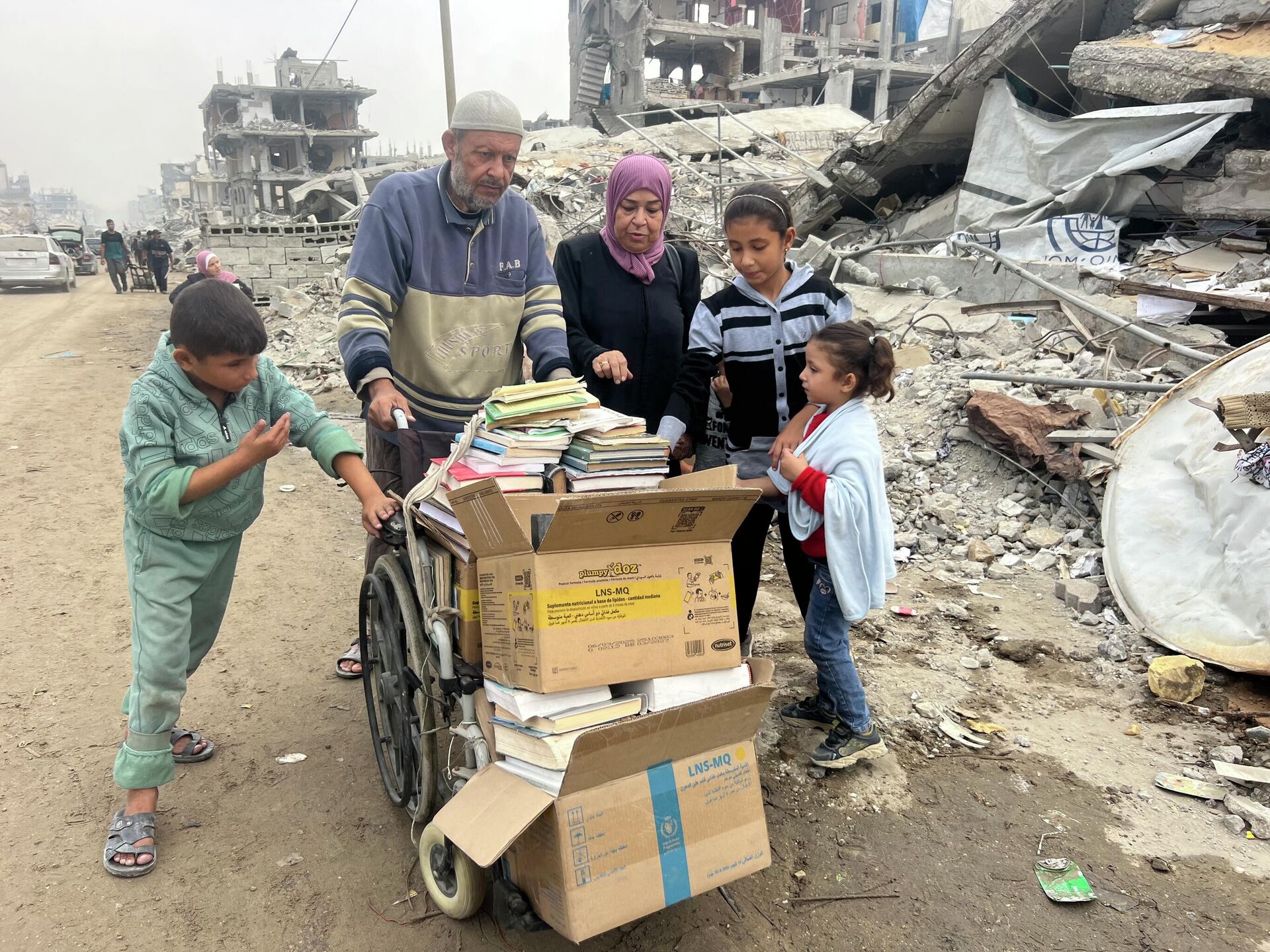 فلاح الدلو ينقذ ما تبقى من معرفة ناجية لم تدمرها القذائف من تحت أنقاض مكتبته في غزة فلاح الدلو ينقذ ما تبقى من معرفة ناجية لم تدمرها القذائف من تحت أنقاض مكتبته في غزة - سبوتنيك عربي, 1920, 13.11.2025