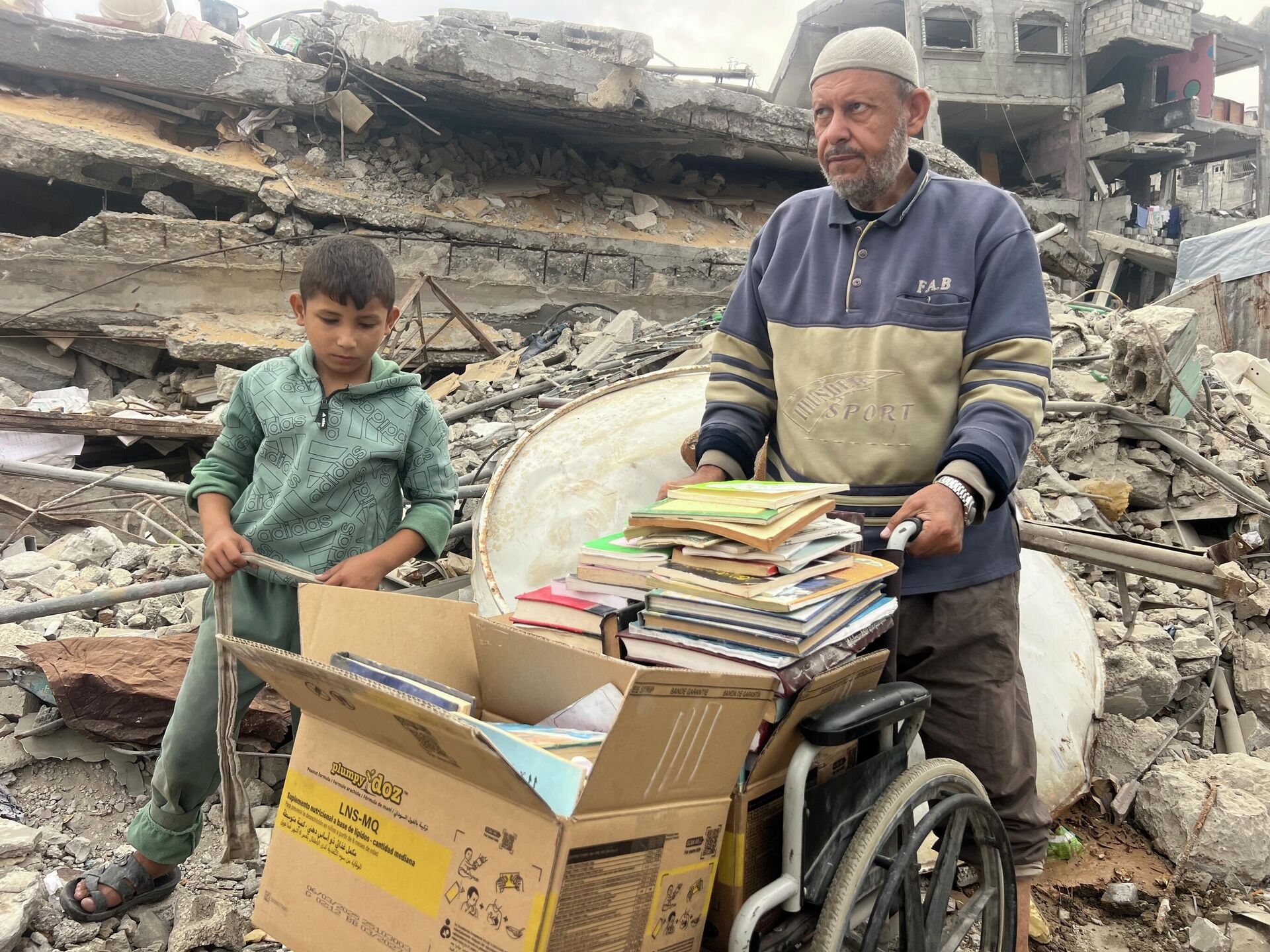 فلاح الدلو ينقذ ما تبقى من معرفة ناجية لم تدمرها القذائف من تحت أنقاض مكتبته في غزة فلاح الدلو ينقذ ما تبقى من معرفة ناجية لم تدمرها القذائف من تحت أنقاض مكتبته في غزة - سبوتنيك عربي, 1920, 13.11.2025