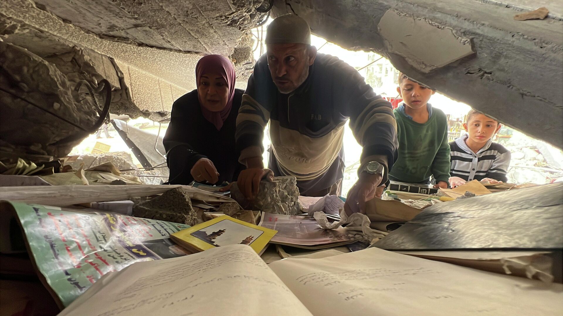 فلاح الدلو ينقذ ما تبقى من معرفة ناجية لم تدمرها القذائف من تحت أنقاض مكتبته في غزة فلاح الدلو ينقذ ما تبقى من معرفة ناجية لم تدمرها القذائف من تحت أنقاض مكتبته في غزة - سبوتنيك عربي, 1920, 13.11.2025