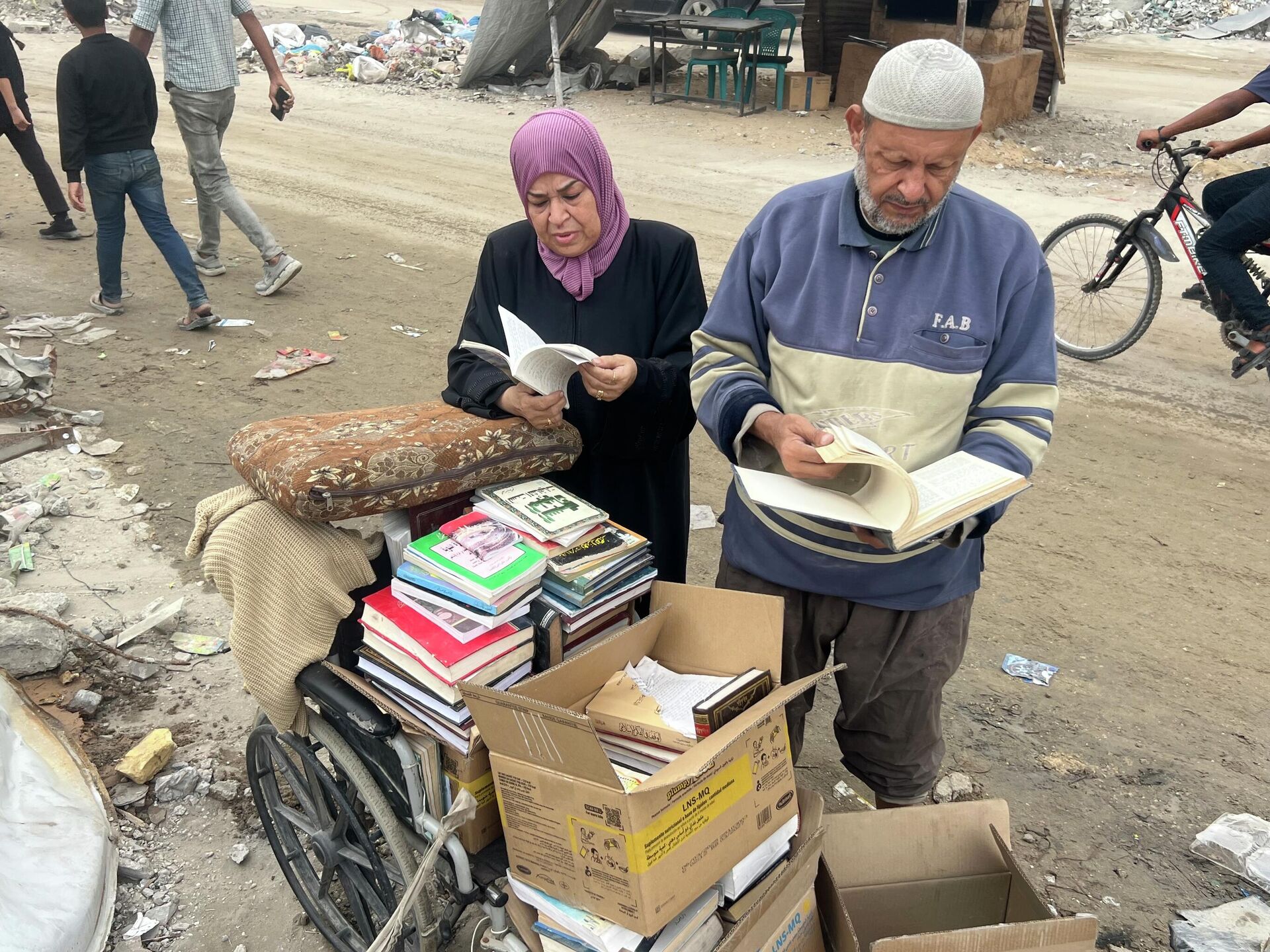 فلاح الدلو ينقذ ما تبقى من معرفة ناجية لم تدمرها القذائف من تحت أنقاض مكتبته في غزة فلاح الدلو ينقذ ما تبقى من معرفة ناجية لم تدمرها القذائف من تحت أنقاض مكتبته في غزة - سبوتنيك عربي, 1920, 13.11.2025