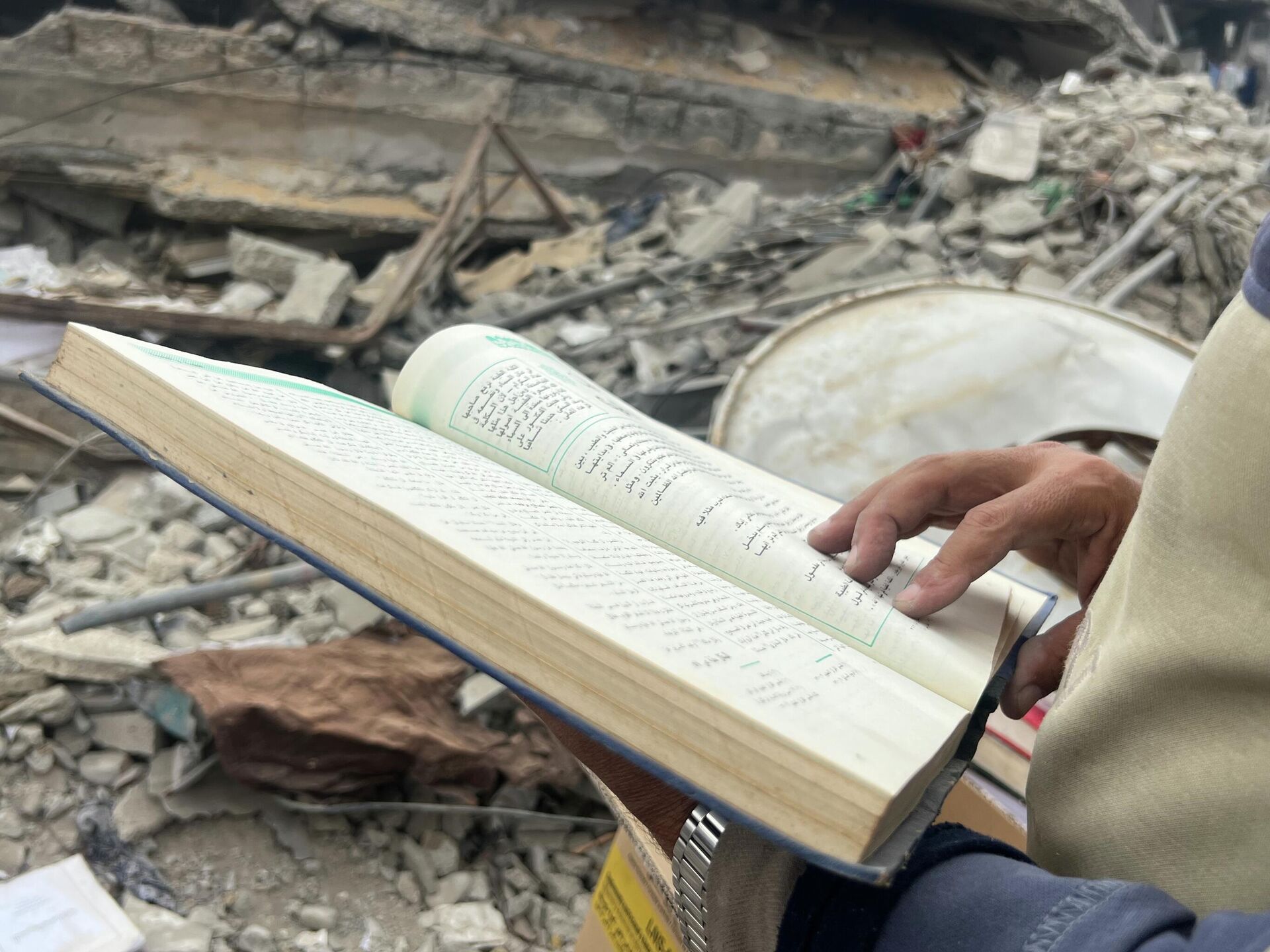 فلاح الدلو ينقذ ما تبقى من معرفة ناجية لم تدمرها القذائف من تحت أنقاض مكتبته في غزة فلاح الدلو ينقذ ما تبقى من معرفة ناجية لم تدمرها القذائف من تحت أنقاض مكتبته في غزة - سبوتنيك عربي, 1920, 13.11.2025