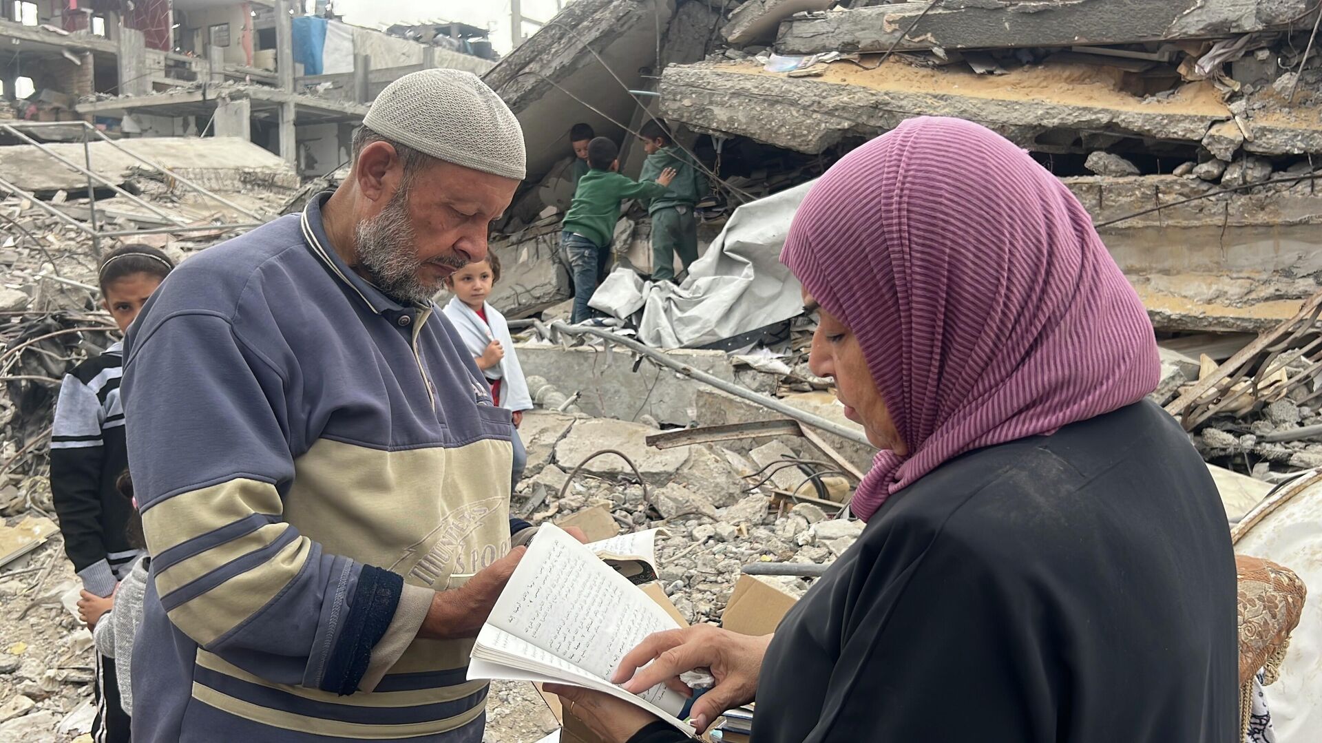 فلاح الدلو ينقذ ما تبقى من معرفة ناجية لم تدمرها القذائف من تحت أنقاض مكتبته في غزة فلاح الدلو ينقذ ما تبقى من معرفة ناجية لم تدمرها القذائف من تحت أنقاض مكتبته في غزة - سبوتنيك عربي, 1920, 13.11.2025