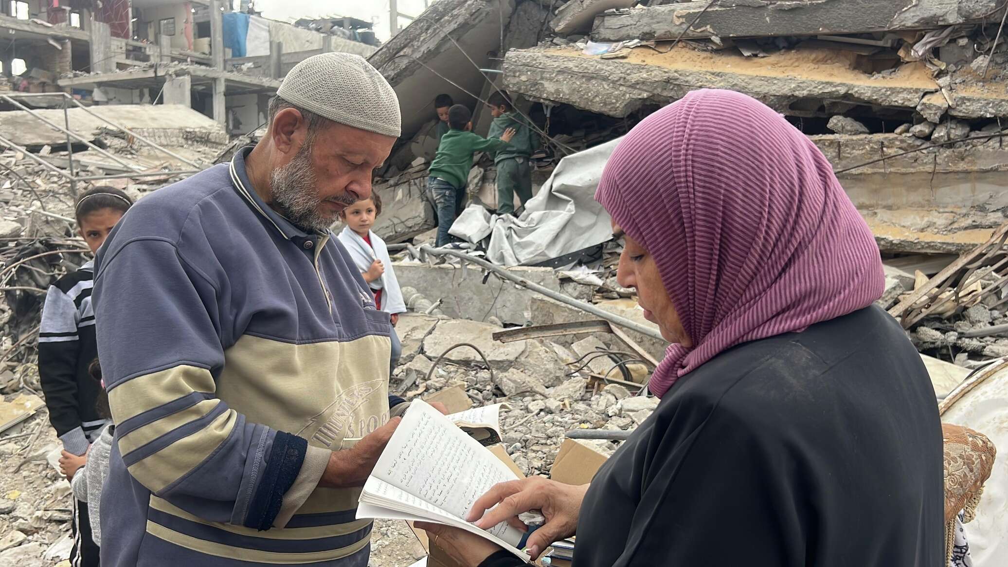 فلاح الدلو ينقذ ما تبقى من "معرفة" ناجية لم تدمرها القذائف من تحت أنقاض مكتبته في غزة