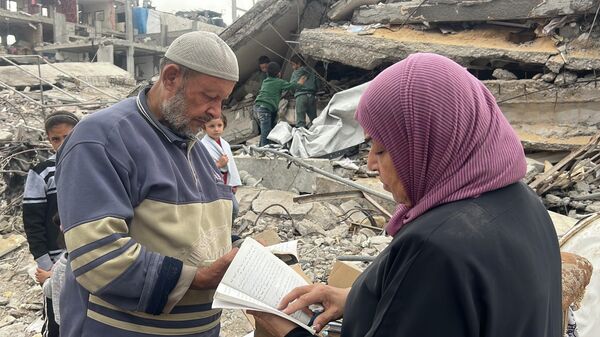 فلاح الدلو ينقذ ما تبقى من معرفة ناجية لم تدمرها القذائف من تحت أنقاض مكتبته في غزة - سبوتنيك عربي