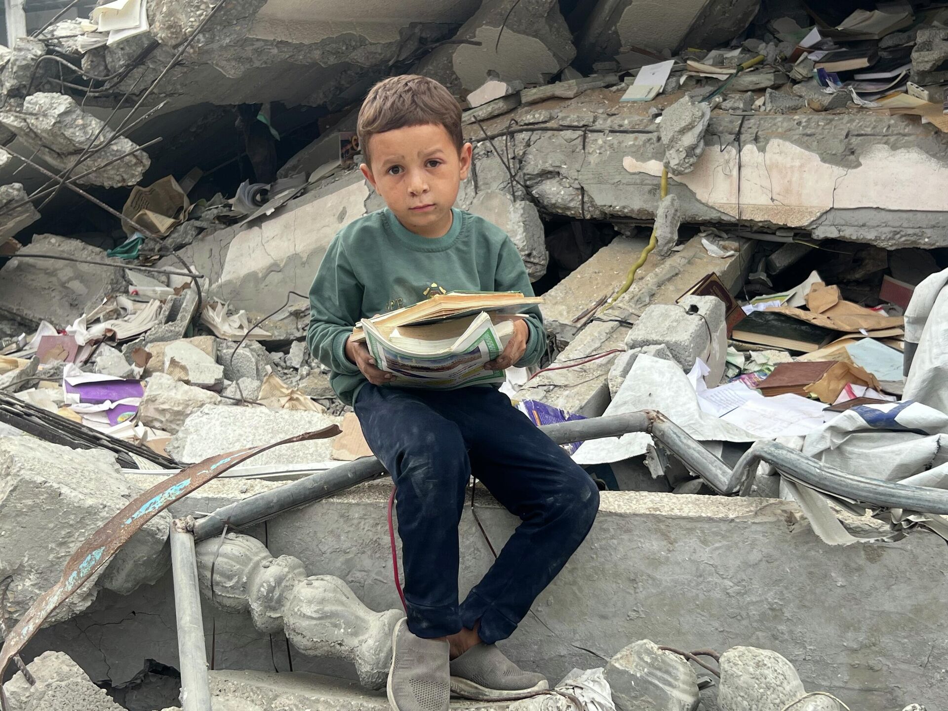 فلاح الدلو ينقذ ما تبقى من معرفة ناجية لم تدمرها القذائف من تحت أنقاض مكتبته في غزة فلاح الدلو ينقذ ما تبقى من معرفة ناجية لم تدمرها القذائف من تحت أنقاض مكتبته في غزة - سبوتنيك عربي, 1920, 13.11.2025