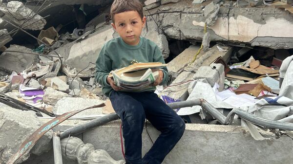 فلاح الدلو ينقذ ما تبقى من معرفة ناجية لم تدمرها القذائف من تحت أنقاض مكتبته في غزة - سبوتنيك عربي