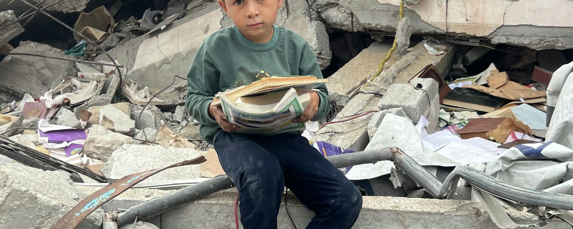 فلاح الدلو ينقذ ما تبقى من معرفة ناجية لم تدمرها القذائف من تحت أنقاض مكتبته في غزة - سبوتنيك عربي, 1920, 12.01.2026