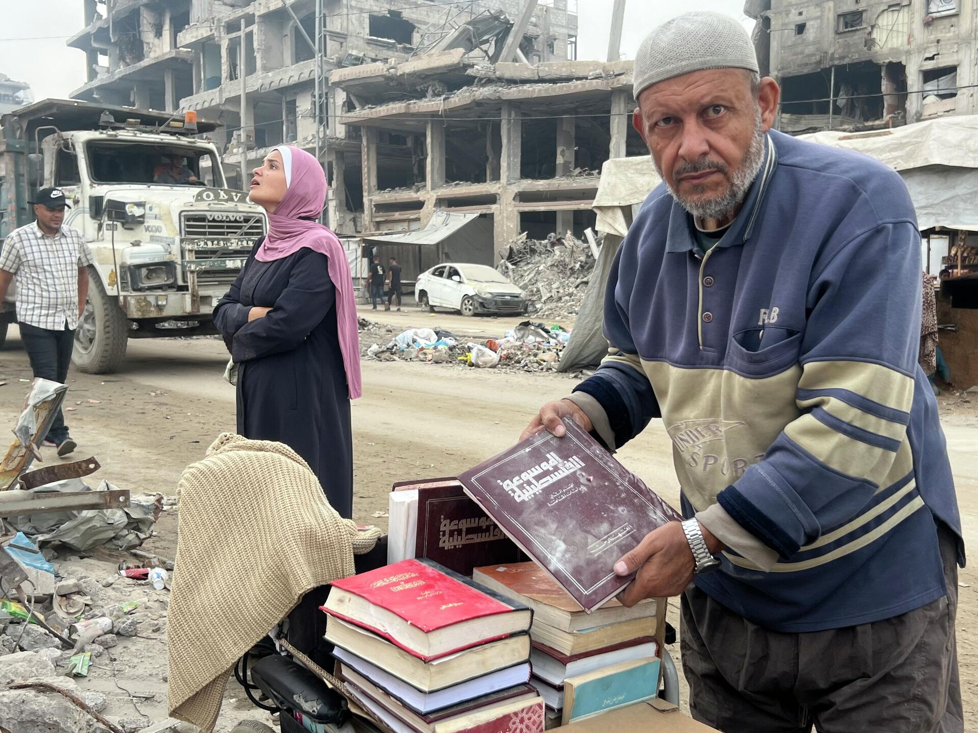 فلاح الدلو ينقذ ما تبقى من معرفة ناجية لم تدمرها القذائف من تحت أنقاض مكتبته في غزة فلاح الدلو ينقذ ما تبقى من معرفة ناجية لم تدمرها القذائف من تحت أنقاض مكتبته في غزة - سبوتنيك عربي, 1920, 13.11.2025