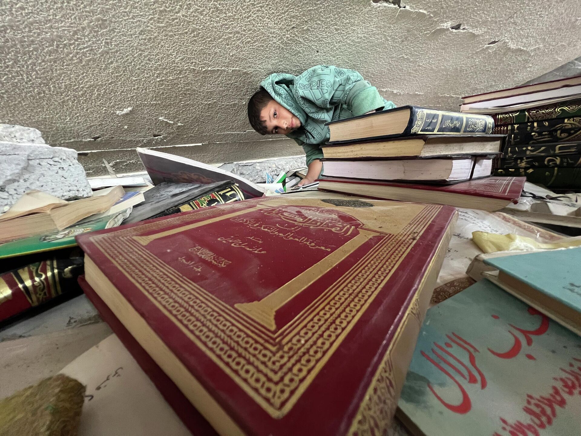 فلاح الدلو ينقذ ما تبقى من معرفة ناجية لم تدمرها القذائف من تحت أنقاض مكتبته في غزة فلاح الدلو ينقذ ما تبقى من معرفة ناجية لم تدمرها القذائف من تحت أنقاض مكتبته في غزة - سبوتنيك عربي, 1920, 13.11.2025