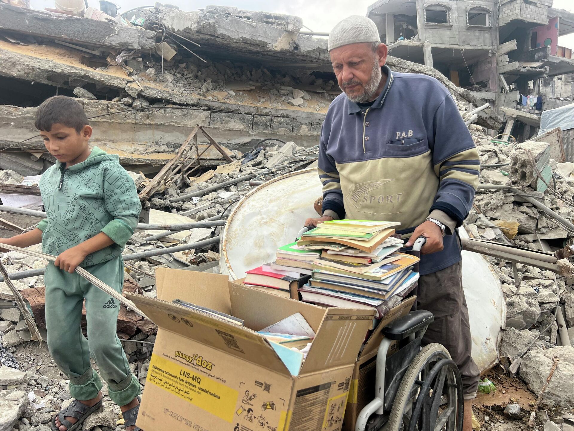 فلاح الدلو ينقذ ما تبقى من معرفة ناجية لم تدمرها القذائف من تحت أنقاض مكتبته في غزة فلاح الدلو ينقذ ما تبقى من معرفة ناجية لم تدمرها القذائف من تحت أنقاض مكتبته في غزة - سبوتنيك عربي, 1920, 13.11.2025