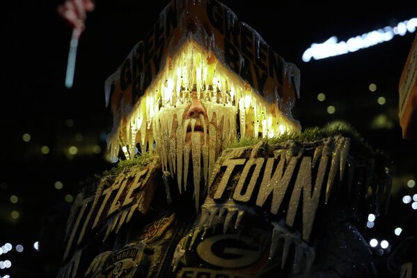 جيف كاهلو، مشجع فريق &quot;غرين باي باكرز&quot;، يشاهد مباراة كرة قدم أمريكية بين غرين باي باكرز وفيلادلفيا إيجلز. - سبوتنيك عربي