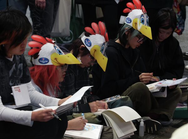 من فعاليات المعرض الزراعي الشتوي الملكي، الذي يعد أكبر فعالية زراعية وفروسية داخلية في العالم، ويظهر في الصورة طلاب الفنون، وهم يقضون يومهم في رسم وتلوين الماشية. - سبوتنيك عربي