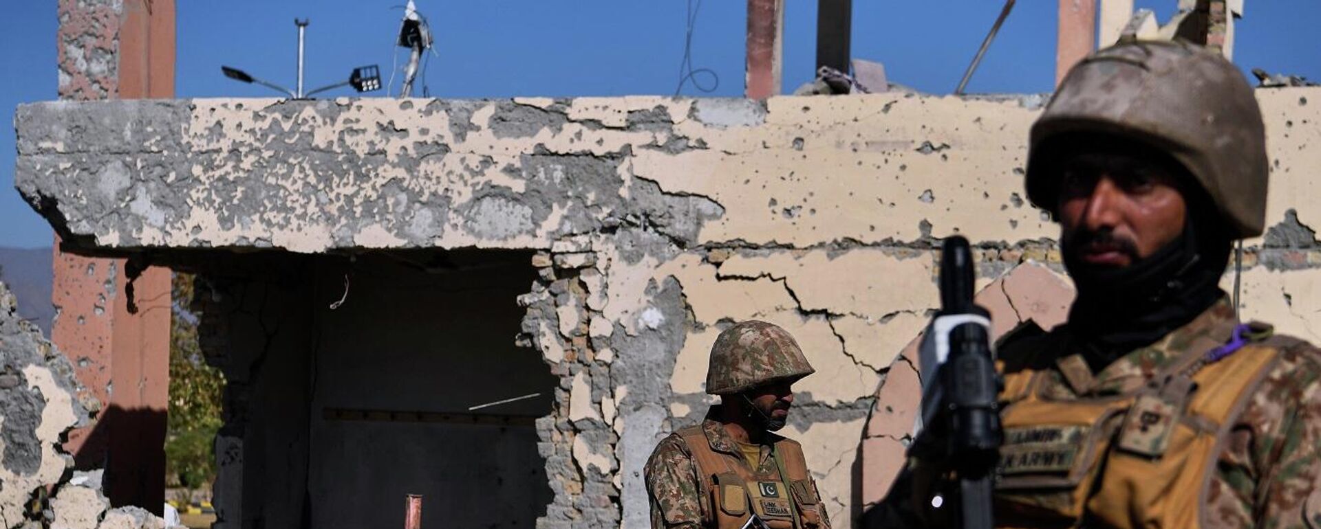 جنود يحيطون بمبنى متضرر في كلية عسكرية بهجوم مسلحين في وانا، جنوب وزيرستان شمال غرب باكستان، 13 نوفمبر/ تشرين الثاني 2025 - سبوتنيك عربي, 1920, 13.11.2025