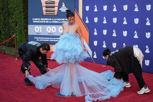 أثناء استعداد روزلين سانشيز، لحضور حفل توزيع جوائز &quot;غرامي&quot; اللاتينية لعام 2025، في لاس فيغاس - سبوتنيك عربي