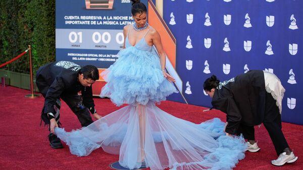 Розелин Санчес прибывает на церемонию вручения премии Latin Grammy, США  - سبوتنيك عربي