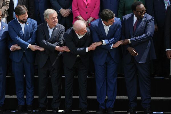 من اليسار، رئيس تشيلي غابرييل بوريك، والأمين العام للأمم المتحدة أنطونيو غوتيريش، ورئيس البرازيل لويس إيناسيو لولا دا سيلفا، وحاكم بارا هيلدر باربالو، ونائب رئيس الوزراء الصومالي صلاح أحمد جامع، يمسكون بأيدي بعضهم بعضا خلال الصورة الجماعية لقمة الأمم المتحدة للمناخ (كوب30) - سبوتنيك عربي