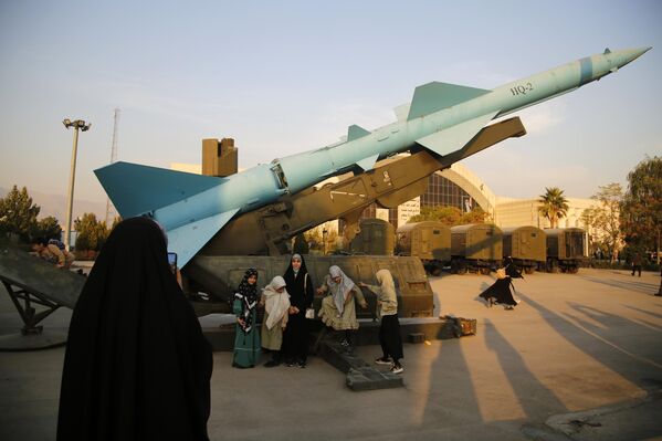 عرض صواريخ إيرانية حاملة للأقمار الصناعية وأنظمة الدفاع الجوي، وصواريخ وطائرات مسيرة استخدمت في الهجوم الإسرائيلي على البلاد في يونيو/ حزيران الماضي، في مركز المعارض الدائم داخل حديقة الطيران والفضاء التابعة للحرس الثوري الإيراني في العاصمة طهران - سبوتنيك عربي
