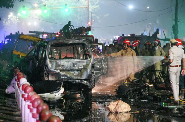  أثناء إخماد فرق الإطفاء الهندية حريقا اندلع في محطة مترو &quot;ريد فورت&quot; في نيودلهي - سبوتنيك عربي