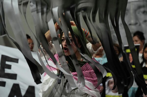 ناشطون يتظاهرون للمطالبة بإطلاق سراح ناشطين معتقلين من جميع أنحاء العالم، خلال مؤتمر قمة الأمم المتحدة للمناخ (كوب30) - سبوتنيك عربي