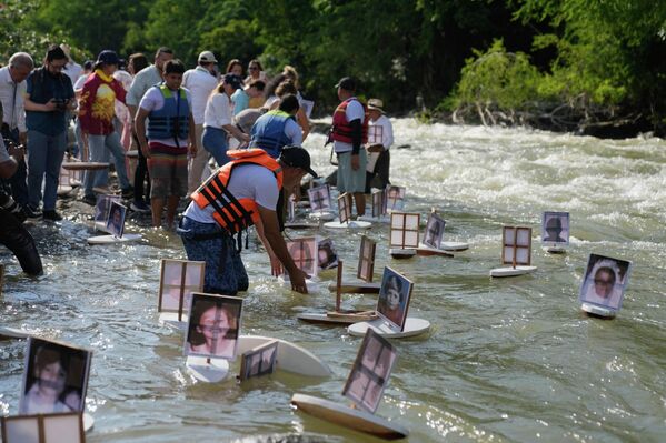عائلات الأطفال المفقودين منذ ثوران بركان &quot;نيفادو ديل رويز&quot;، يطلقون قوارب صغيرة تحمل صور الأطفال المفقودين، في نهر &quot;غوالي&quot; بمدينة هوندا، في كولومبيا - سبوتنيك عربي