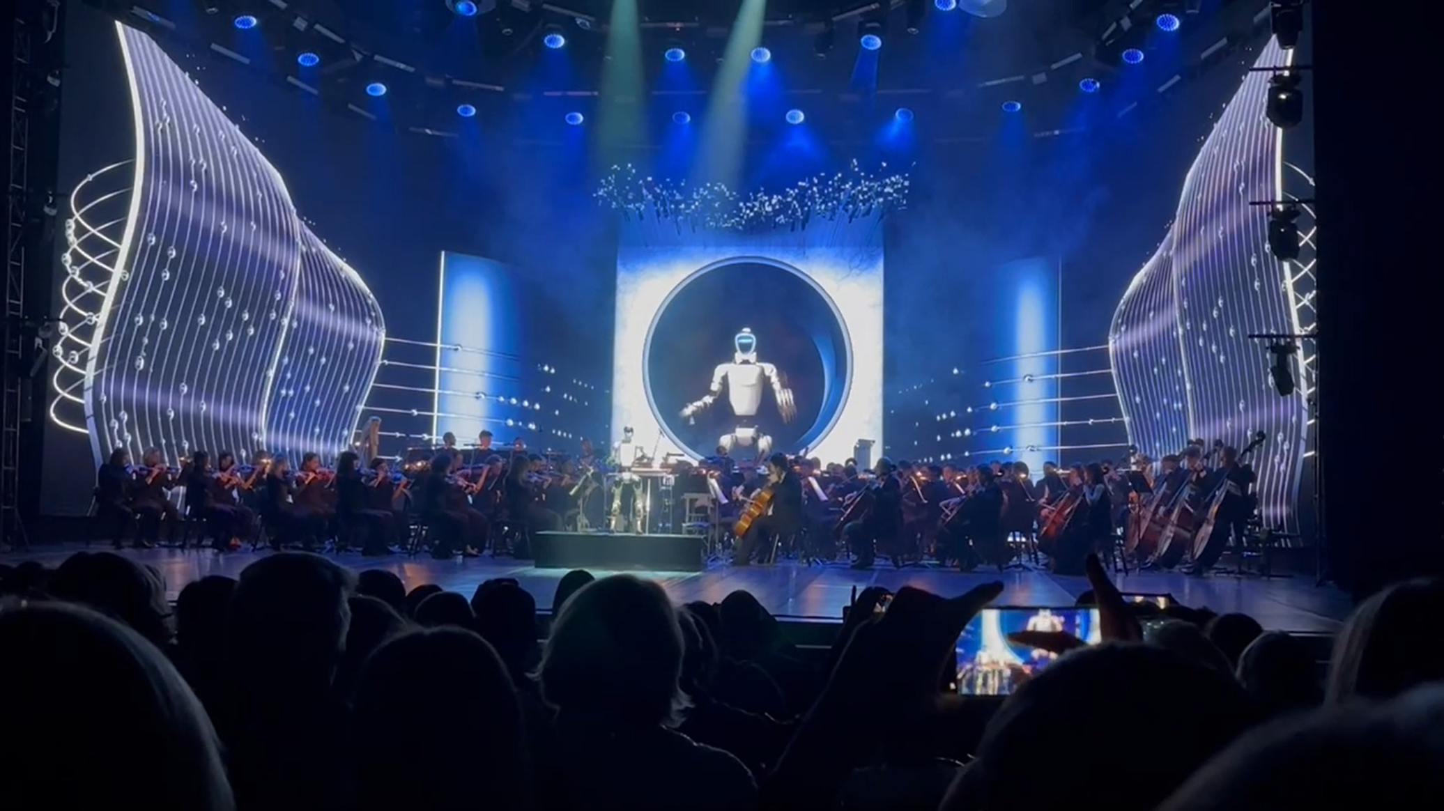 روبوت "مايسترو" يقود فرقة أوركسترا روسية... فيديو