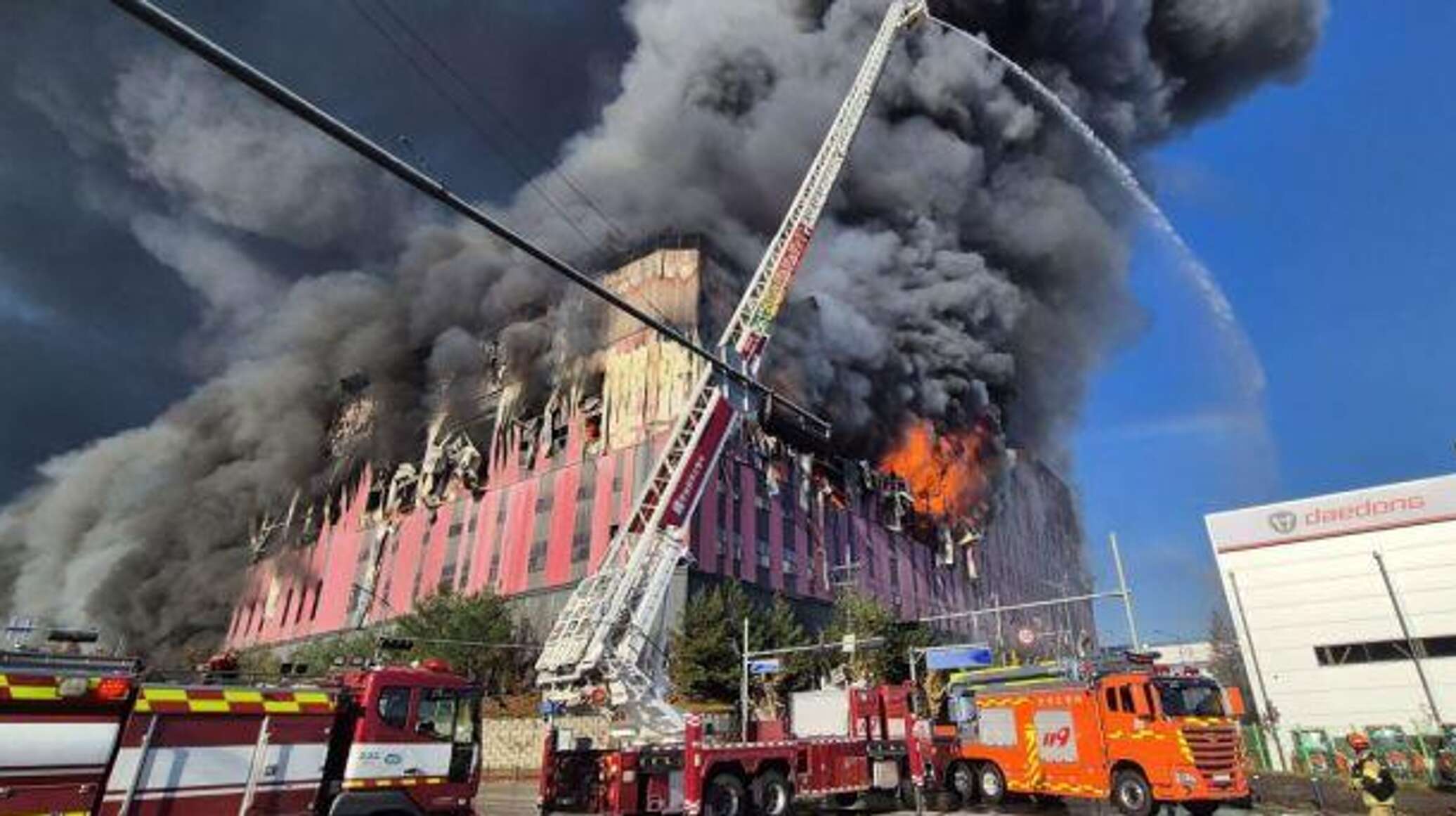 حريق ضخم بمركز تجاري في كوريا الجنوبية.. فيديو