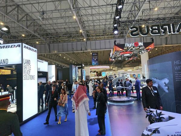 دبي تجمع العالم في أكبر معرض للطيران والفضاء  2025   - سبوتنيك عربي