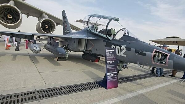 طائرة ياك الروسية في معرض دبي للطيران
 - سبوتنيك عربي