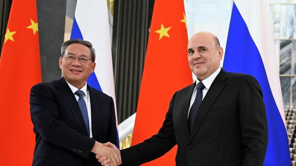 رئيس الوزراء الروسي ميخائيل ميشوستين مع رئيس مجلس الدولة الصيني، لي تشيانغ - سبوتنيك عربي